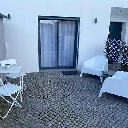 Ensuite Bedroom With Private Entrance Area *
